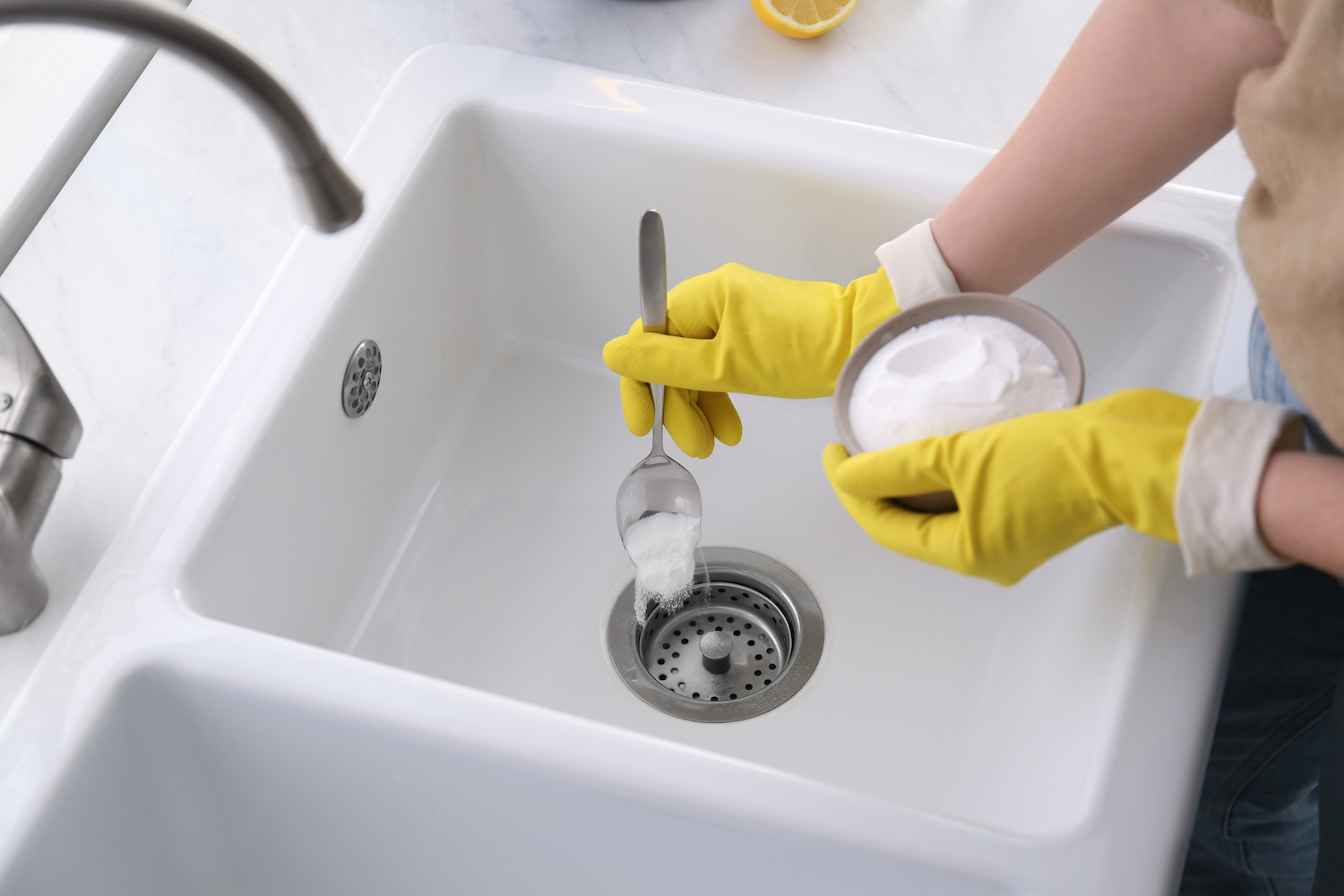 how to unclog a sink using baking soda and vinegar on sink